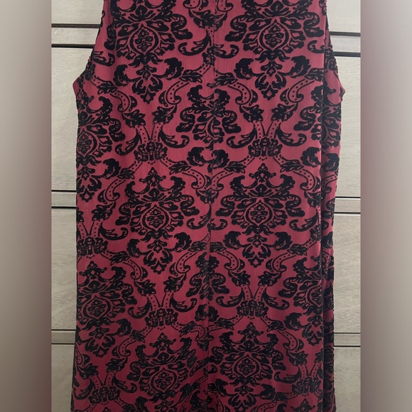 Gorgeous maroon dress with black velvet detailing and button detailing - Picture 3 of 5